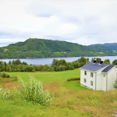 Leite Gard Near Atlantic Road In Hustadvika * Lyngstad