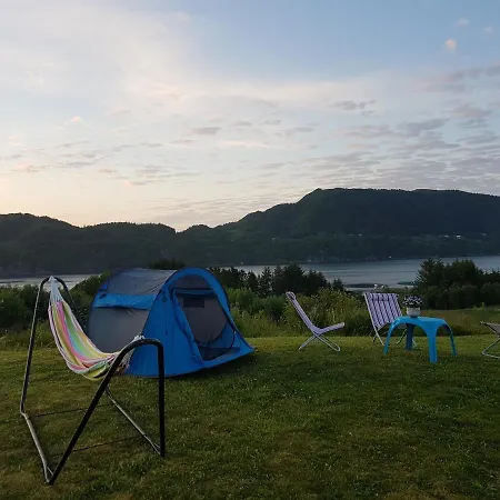 Leite Gård Near Atlantic Road In Hustadvika Lyngstad